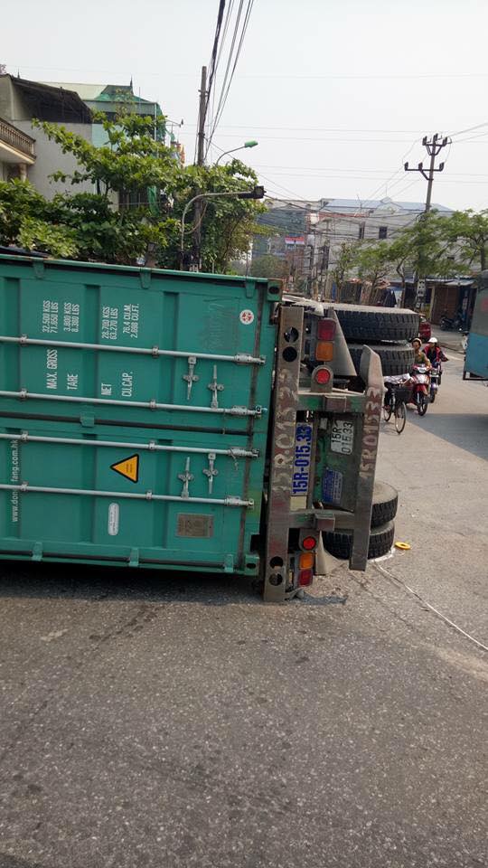 Nam Định: Xe container lật ngang, đè nát Toyota Yaris, ít nhất 2 người tử vong - Ảnh 4.