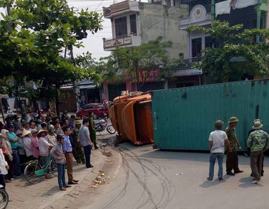 Nam Định: Xe container lật ngang, đè nát Toyota Yaris, ít nhất 2 người tử vong - Ảnh 2.
