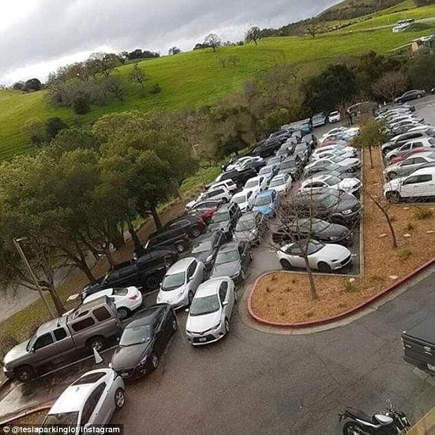 Nhân viên của hãng Tesla phải tranh nhau chỗ đỗ xe mỗi ngày - Ảnh 1.
