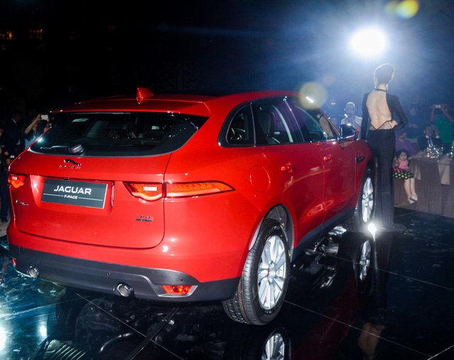 Jaguar F-Pace mới ra mắt Việt Nam được bình chọn là Xe của năm 2017 - Ảnh 2.