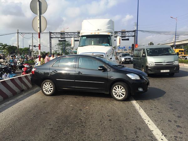 Nữ tài xế la hét trong ôtô bị container húc xoay ngang thân ở Sài Gòn - Ảnh 1.