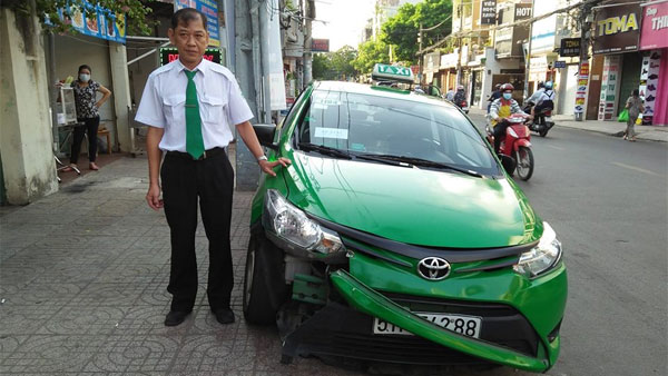 Xem khoảnh khắc taxi Mai Linh lao lên vỉa hè, chặn đối tượng cướp giật túi xách tại Sài Gòn - Ảnh 4.
