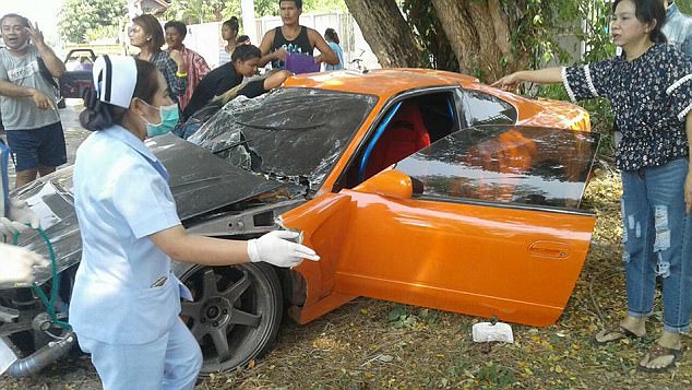 Sư thầy Thái Lan phá nát chiếc xe thể thao mượn của bạn - Ảnh 2.