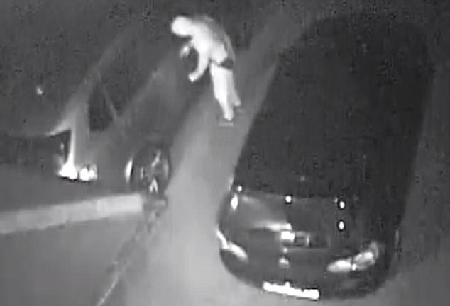 Video kẻ gian ăn trộm BMW X5 dễ như ăn kẹo khiến nhiều người ngỡ ngàng - Ảnh 3.