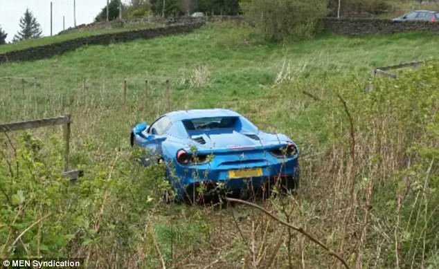 Ferrari 488 Spider màu xanh dương giống xe ở Việt Nam bị bỏ rơi giữa cánh đồng - Ảnh 1.