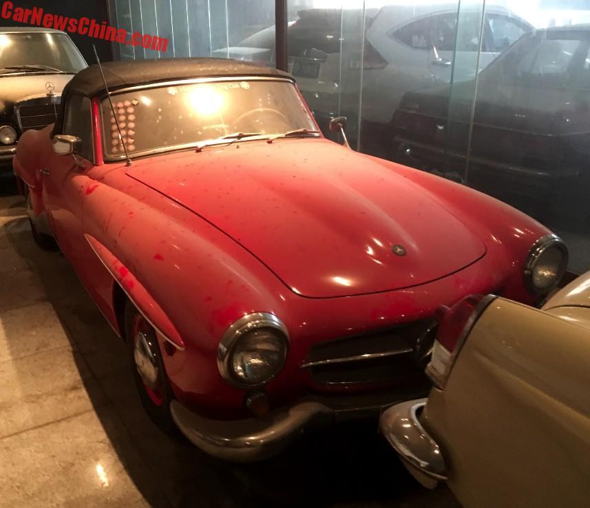 The Mercedes-Benz car collection is covered in dust, making many people sad - Photo 2. The Mercedes-Benz car collection is covered in dust, making many people sad - Photo 2.