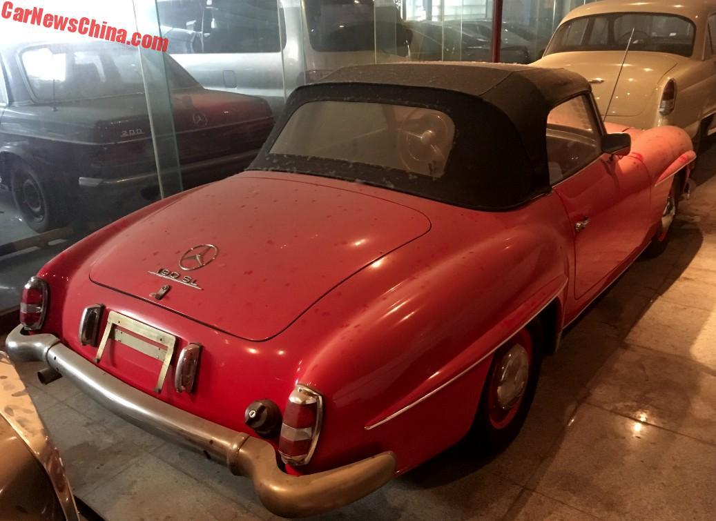 The Mercedes-Benz car collection is covered in dust, making many people sad - Photo 3. The Mercedes-Benz car collection is covered in dust, making many people sad - Photo 3.