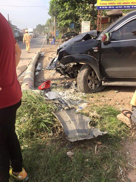 Bắc Giang: Toyota Fortuner đâm xe máy và hạ gục cột điện, 1 người tử vong - Ảnh 4.