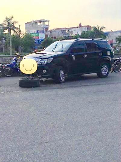 Ninh Bình: Va chạm với Toyota Fortuner, SUV tiền tỷ Ford Explorer rụng bánh - Ảnh 2. Ninh Bình: Va chạm với Toyota Fortuner, SUV tiền tỷ Ford Explorer rụng bánh - Ảnh 2.