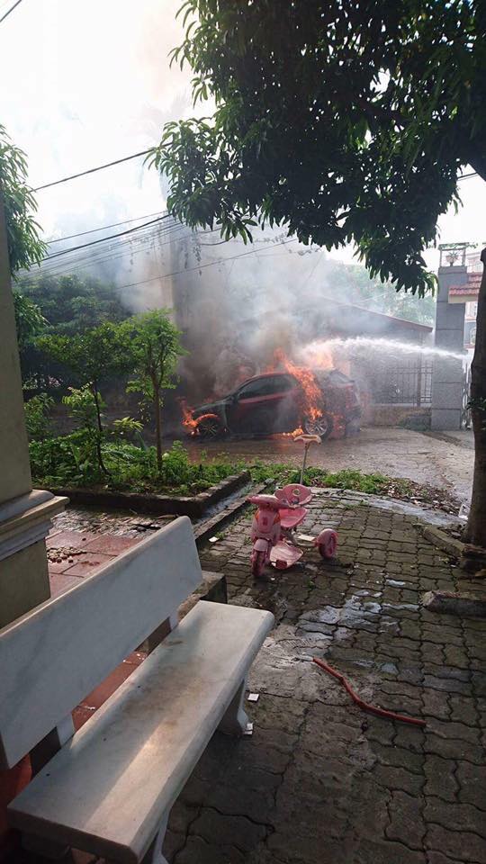 Phú Thọ: Mazda CX-5 đỗ cạnh đống rác vừa đốt, cháy trơ khung - Ảnh 2.