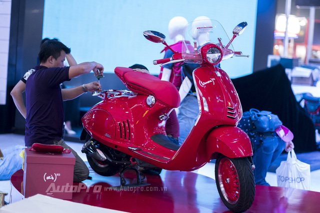Siêu phẩm Vespa 946 RED Edition từng ra mắt Việt Nam có giá ngang ô tô - Ảnh 1.