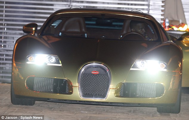 Nam tài tử Jamie Foxx khoe siêu xe Bugatti Veyron mạ vàng trị giá 2 triệu USD - Ảnh 3. Nam tài tử Jamie Foxx khoe siêu xe Bugatti Veyron mạ vàng trị giá 2 triệu USD - Ảnh 3.