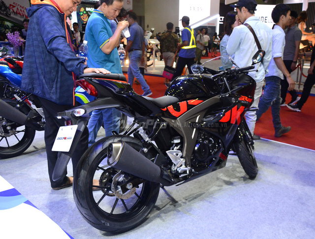 Mô tô thể thao Suzuki GSX-R150 được chốt giá 74,99 triệu Đồng tại Việt Nam - Ảnh 6. Mô tô thể thao Suzuki GSX-R150 được chốt giá 74,99 triệu Đồng tại Việt Nam - Ảnh 6.