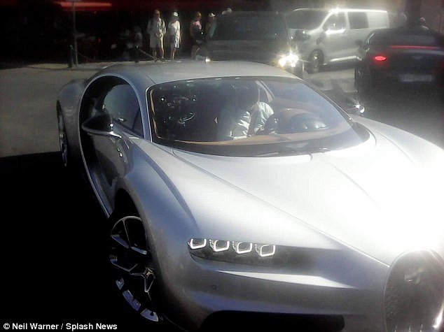 Mr. Chọc ngoáy Jeremy Clarkson lái siêu xe Bugatti Chiron đưa bạn gái đi chơi - Ảnh 1.