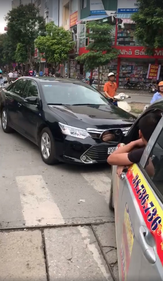 Hà Nội: Toyota Camry chạy lấn làn, bị xe taxi ép phải lùi lại - Ảnh 2.