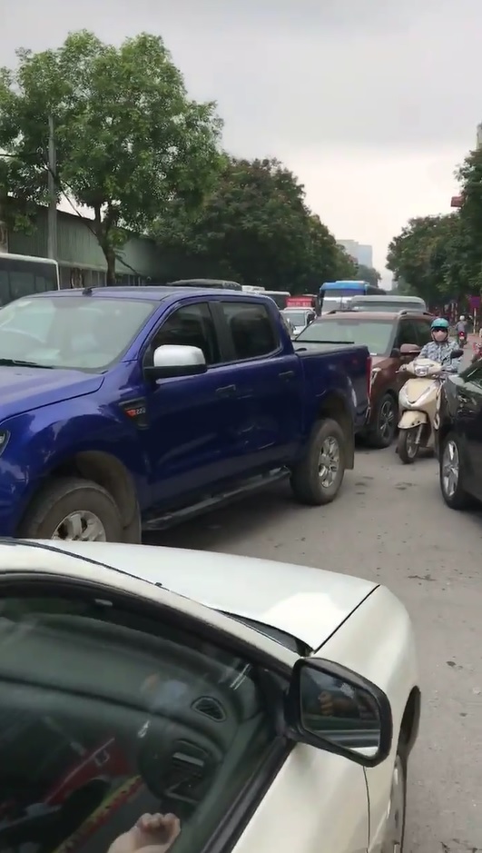 Hà Nội: Toyota Camry chạy lấn làn, bị xe taxi ép phải lùi lại - Ảnh 3.