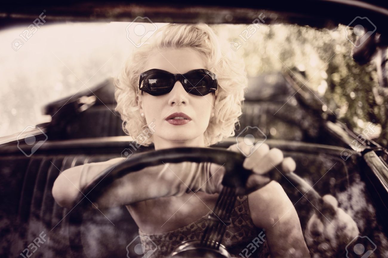 Sophisticated woman with classic car - Photo 2.