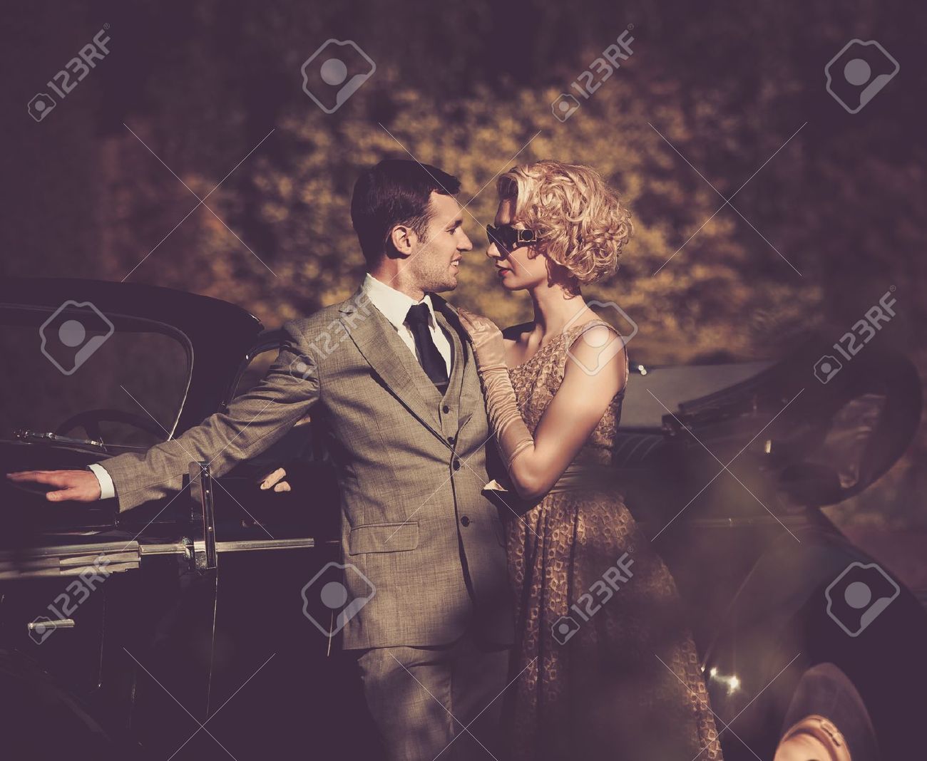 Sophisticated woman with classic car - Photo 5.