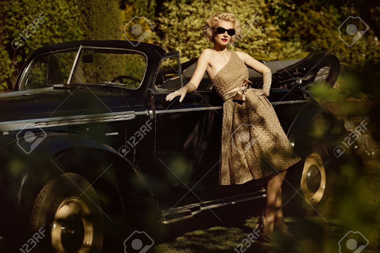 Sophisticated woman with classic car - Photo 6.