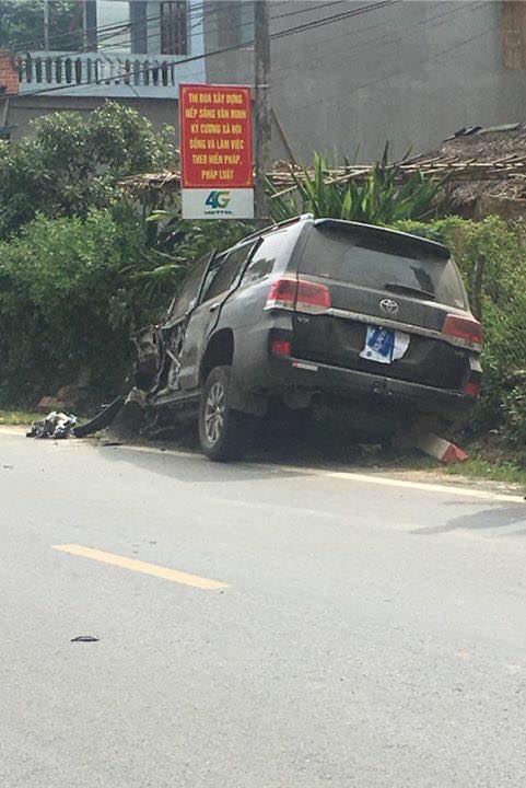 Va chạm với xe container, Toyota Land Cruiser bị xé rách cửa và rụng bánh tại Hà Giang - Ảnh 3.