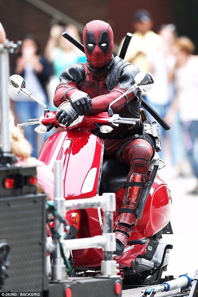Nam tài tử Ryan Reynolds giả vờ điều khiển Vespa Primavera như thật trên phim trường Deadpool 2 - Ảnh 1.