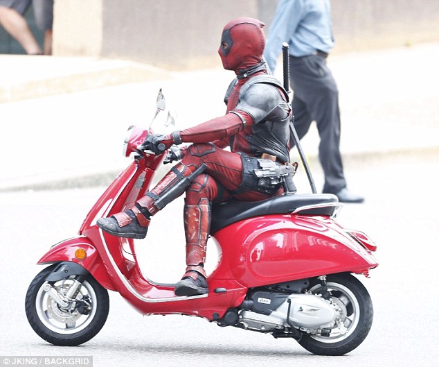 Nam tài tử Ryan Reynolds giả vờ điều khiển Vespa Primavera như thật trên phim trường Deadpool 2 - Ảnh 4.