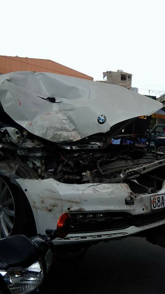 Cư dân mạng xót xa với cảnh BMW 7-Series đeo biển Kiên Giang nát đầu, phủ đầy bụi được kéo trên đường - Ảnh 2.