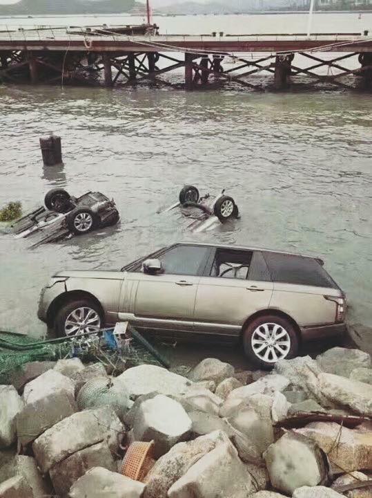 Lamborghini ngập trong nước biển, Range Rover nằm ở bờ sông sau bão Hato - Ảnh 4.