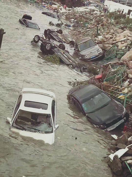 Lamborghini ngập trong nước biển, Range Rover nằm ở bờ sông sau bão Hato - Ảnh 5.