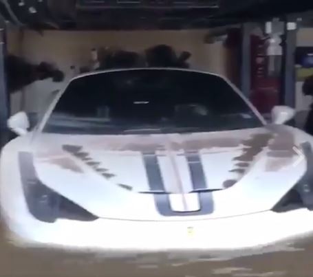 Xót xa với cảnh cặp đôi siêu xe Ferrari bị ngập trong nước sau bão Harvey - Ảnh 3.