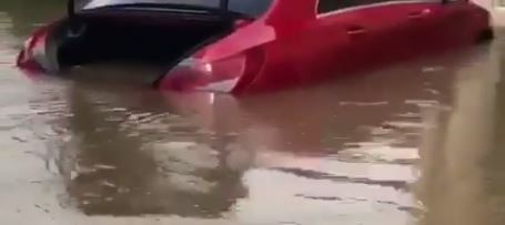 Xót xa với cảnh cặp đôi siêu xe Ferrari bị ngập trong nước sau bão Harvey - Ảnh 6.