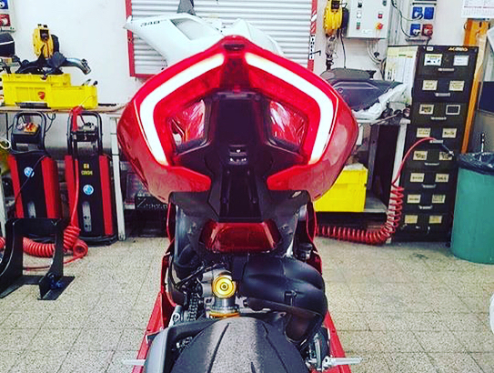 Xuất hiện hình ảnh được cho là của siêu mô tô Ducati V4 Panigale hoàn toàn mới - Ảnh 3.