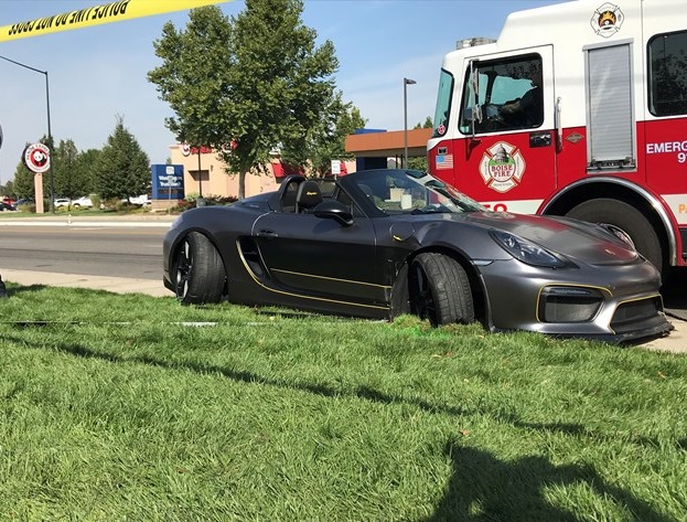 Ham thể hiện trong sự kiện tụ tập siêu xe, người lái Porsche Boxster Spyder gây tai nạn nghiêm trọng - Ảnh 4.