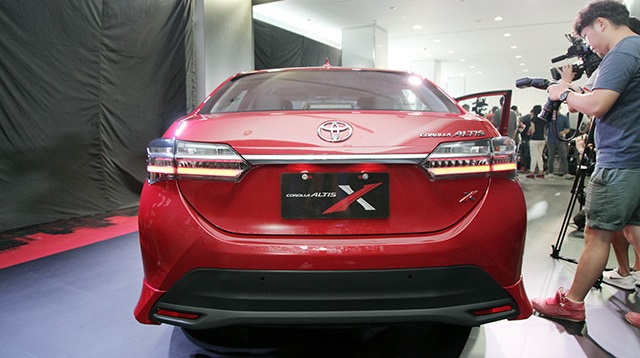 Diện kiến Toyota Corolla Altis 2017 với thiết kế khác xe mới ra mắt Việt Nam - Ảnh 8.