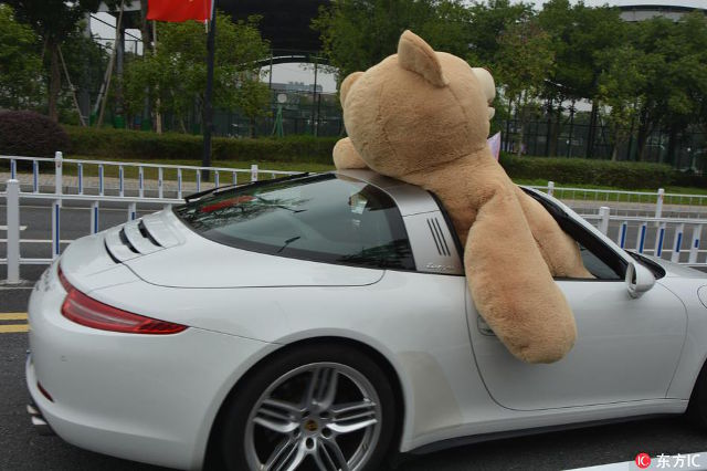 Thiếu gia lái Porsche 911 Targa, chở theo gấu bông cao 2,5 m đi tỏ tình với bạn gái và cái kết - Ảnh 2.