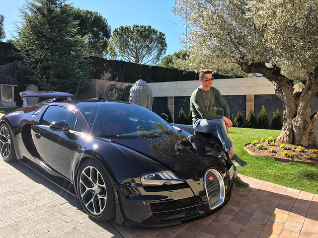 Cristiano Ronaldo tậu siêu xe Bugatti Chiron mới, lập tức chở con trai đi một vòng - Ảnh 2.