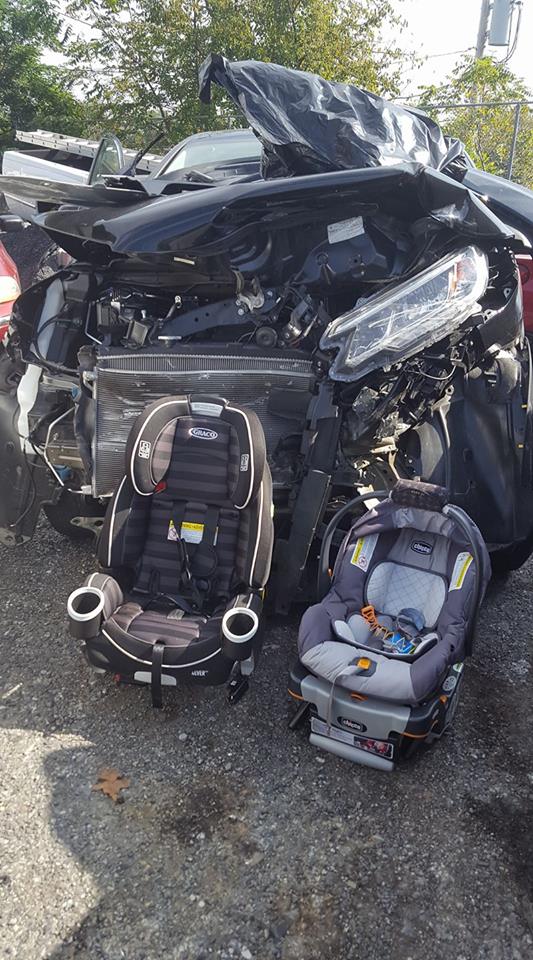 Honda CR-V nát bét sau vụ tai nạn kinh hoàng, 2 đứa trẻ ngồi trong xe không hề bị xây xước nhờ vật này - Ảnh 2.