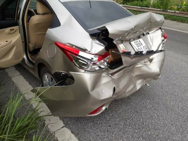 Toyota Vios biến dạng sau tai nạn, cư dân mạng ngao ngán - Ảnh 2.