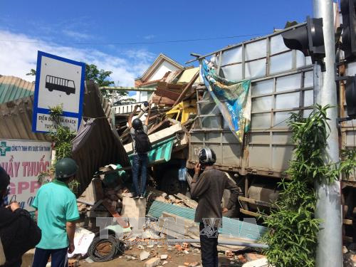  Quảng Ngãi: Xe tải mất lái tông sập 4 nhà dân  - Ảnh 3.