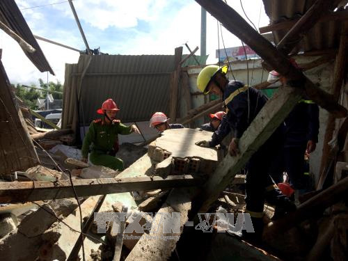  Quảng Ngãi: Xe tải mất lái tông sập 4 nhà dân  - Ảnh 2.
