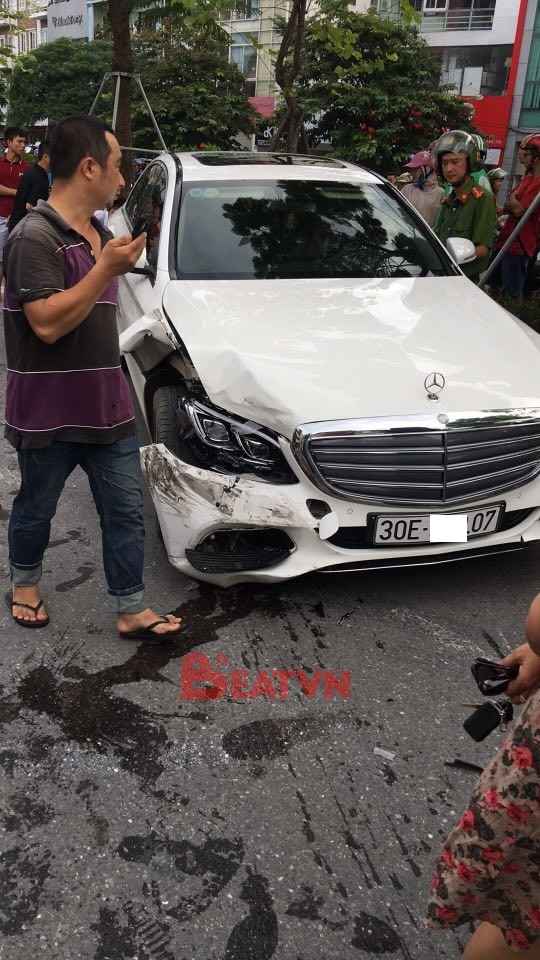 Hà Nội: Lái Mercedes-Benz C250 gây tai nạn liên hoàn, tài xế cố thủ trong xe - Ảnh 4.