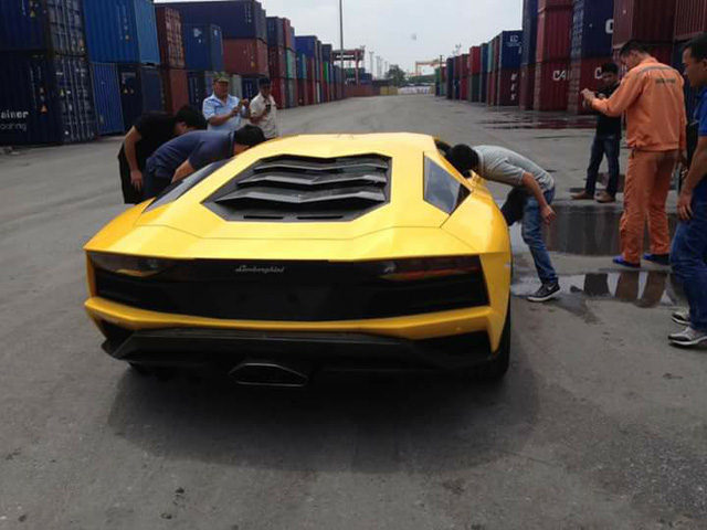 Đại gia Việt phải trả lệ phí trước bạ ít nhất 4 tỷ Đồng khi mua siêu xe Lamborghini Aventador S - Ảnh 4.