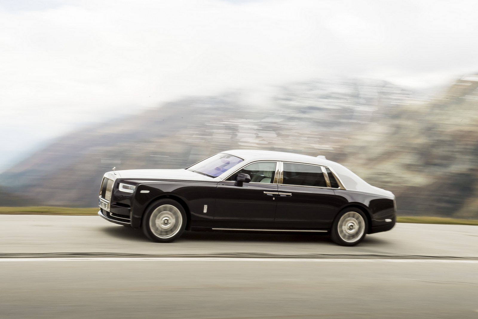 RollsRoyce Ghost 2021 đầu tiên tại Việt Nam đã yên vị trong đại lý chỉ  chờ chủ nhân tới rước