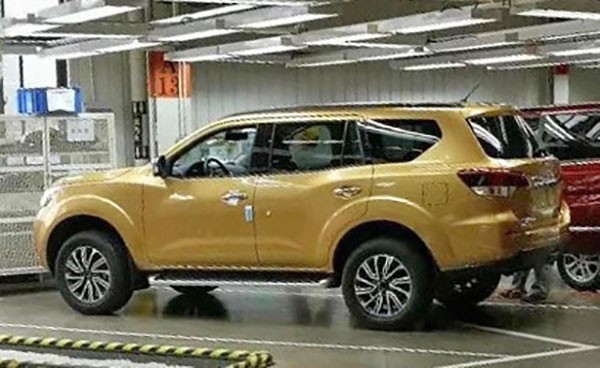 SUV 7 chỗ Nissan Paladin 2018 - khắc tinh của Toyota Fortuner - lộ diện trong nhà máy - Ảnh 1.