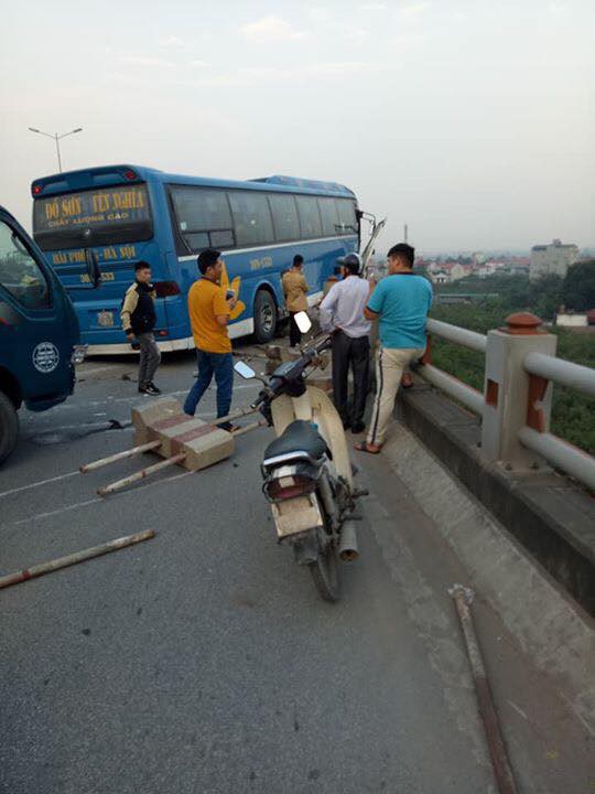 Xe khách nằm chênh vênh trên cầu Thanh Trì, suýt rơi xuống sông Hồng khiến hàng chục người hoảng loạn - Ảnh 4. Xe khách nằm chênh vênh trên cầu Thanh Trì, suýt rơi xuống sông Hồng khiến hàng chục người hoảng loạn - Ảnh 4.