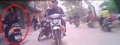 Video tai nạn xe máy tại Hà Nội khiến cư dân mạng tranh cãi - Ảnh 3.