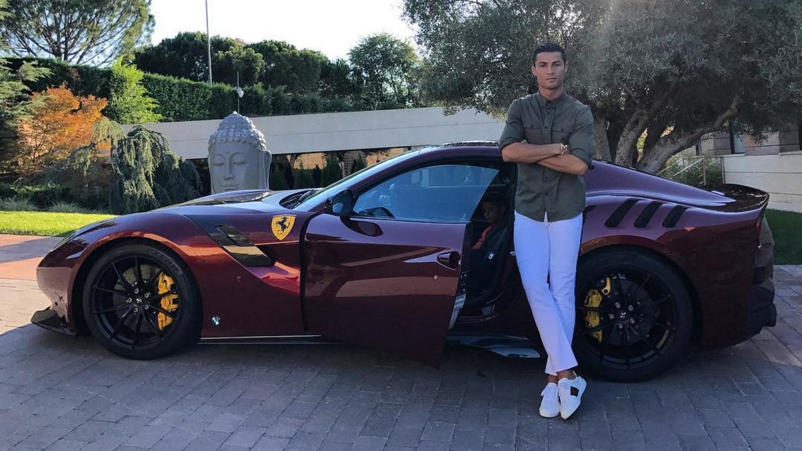 Cristiano Ronaldo, siêu xe, Ferrari F12tdf: Ngoài bóng đá và những pha lập công mãn nhãn, Ronaldo còn được biết đến là tín đồ của những siêu xe đẳng cấp. Trong đó, Ferrari F12tdf là chiếc xe mà anh rất yêu thích và chăm sóc. Xen lẫn hình ảnh của Ronaldo cùng cuộc đua trên đường đua, hứa hẹn sẽ mang đến cho bạn những cảm xúc thăng hoa.