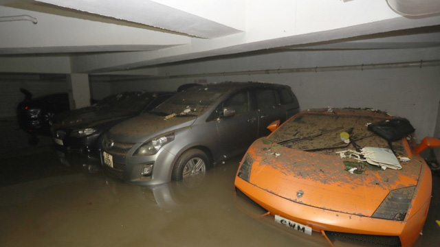 Không chỉ Range Rover, Bentley Flying Spur W12 cũng gặp nạn sau bão Hato tại Macao - Ảnh 3.