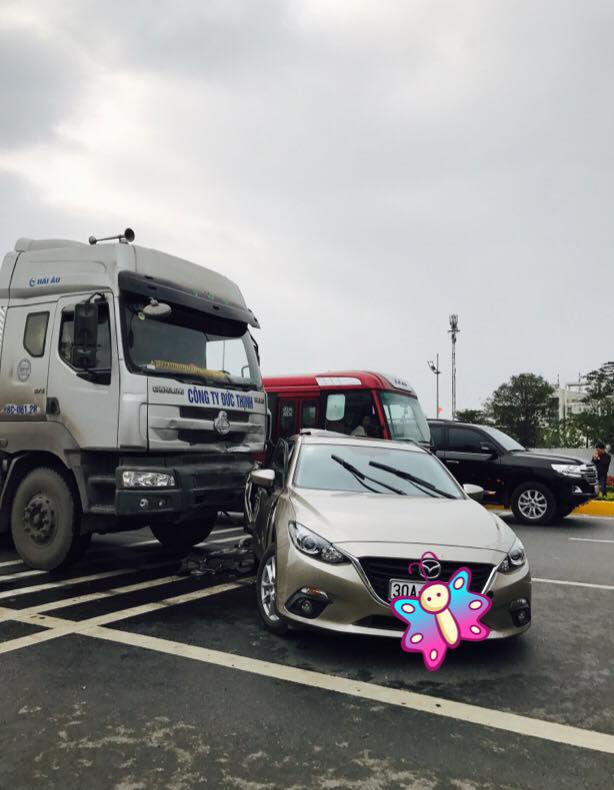 Va chạm với xe tải bên ngoài sân bay Nội Bài, Mazda3 nát bét đuôi - Ảnh 2.