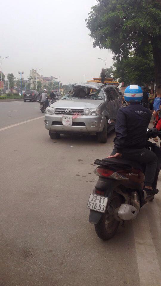 Toyota Fortuner ngửa bụng vào sáng sớm tại Hà Nội - Ảnh 3.